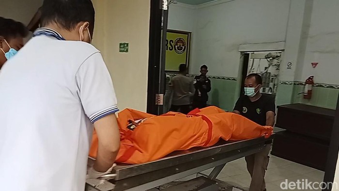 Jenazah Ayu Andriani (13) saat dibawa ke Instalasi Forensik RS Bhayangkara Palembang.