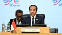 Jokowi menekankan empat poin mengenai pembangunan negara berkembang dalam forum Indonesia-Afrika (IAF) 2024. Jokowi juga menekankan pentingnya solidaritas internasional untuk menciptakan perubahan positif di tengah tantangan dunia. Antara Foto/Media Center IAF II-HLF MSP/Galih Pradipta.