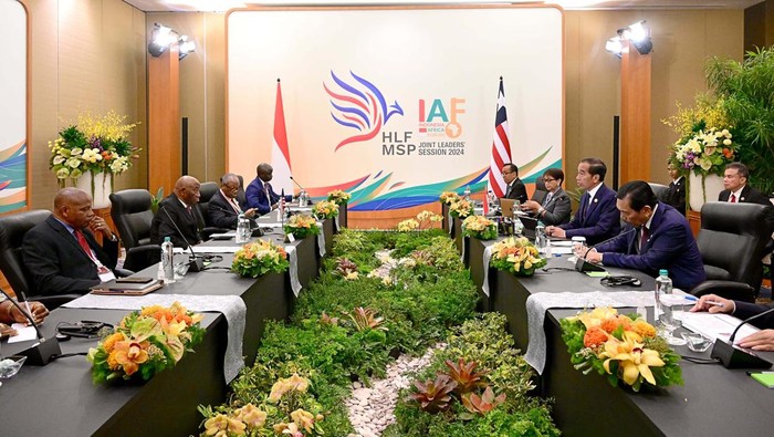 Jokowi-Presiden Boakai Bahas Hubungan Indonesia-Liberia Presiden Joko Widodo melakukan pertemuan bilateral dengan Presiden Liberia Joseph Nyuma Boakai. Pertemuan ditu dilakukan di sela-sela acara Indonesia-Africa Forum (IAF).