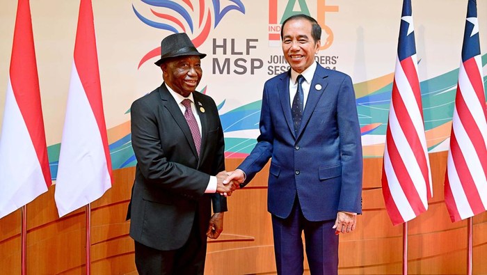 Jokowi-Presiden Boakai Bahas Hubungan Indonesia-Liberia Presiden Joko Widodo melakukan pertemuan bilateral dengan Presiden Liberia Joseph Nyuma Boakai. Pertemuan ditu dilakukan di sela-sela acara Indonesia-Africa Forum (IAF).