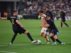 Di babak kedua, laga ketat masih terjadi. Valerio Pennicino-Juventus FC/Juventus FC via Getty Images. 