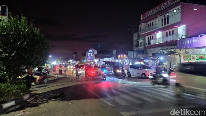 Kemacetan parah yang terjadi di depan Kampus II UIN Alauddin Makassar di Kelurahan Samata, Kabupaten Gowa, Sulawesi Selatan (Sulsel), akhirnya terurai setelah berlangsung selama enam jam lamanya.