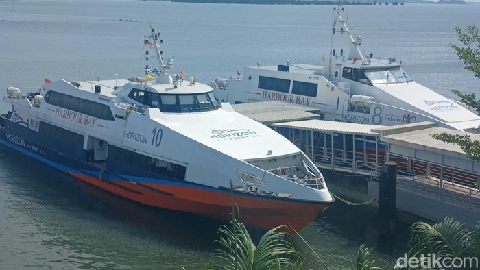 Kapal Ferry tujuan Singapura tengah berlabuh di Pelabuhan Internasional Harbour Bay.(Alamudin Hamapu/detikSumut))