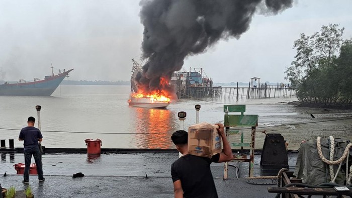 Kapal terbakar (Dok Polres Meranti)