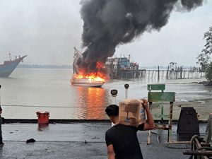 Kapal Muatan Sayur Rute Siak-Batam Terbakar di Meranti, 1 ABK Luka Bakar