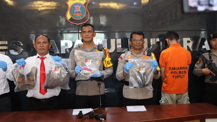 Kapolres Taput AKBP Ernis menunjukkan barang bukti saat merilis kasus pembunuhan Monika Huaturuk. (Dok. Polres Taput)