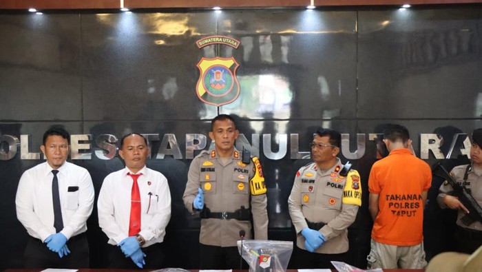 Kapolres Taput AKBP Ernis saat merilis kasus pembunuhan Monik Hutauruk. (Dok. Polres Taput)