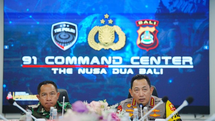 Kapolri dan Panglima TNI memberikan pengarahan kepada seluruh jajaran TNI-Polri yang bertugas mengamankan KTT IAF di Bali