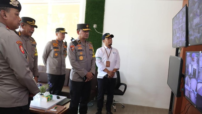 Karobinops Sops Polri Brigjend Pol Aulinsyah Lubis didampingi jajaran Polda dan Polresta Banyuwangi memantau situasi di pelabuhan ASDP Ketapang Banyuwangi.