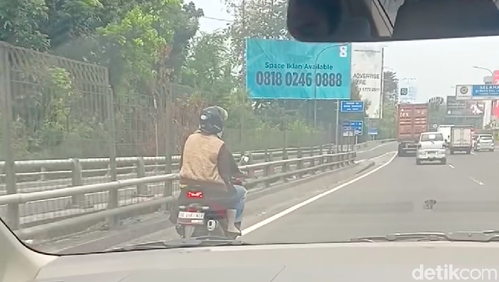 Keteledoran Aksi Pemotor Nekat Melintas di Jalan Tol Kebon Jeruk