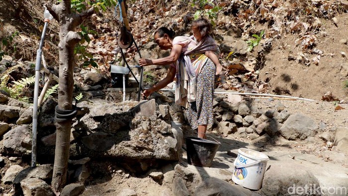 Kekeringan di Ponorogo memaksa mencari air bersih di hutan