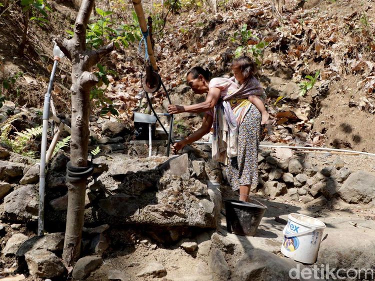 Imbas Kekeringan Warga di Ponorogo Ambil Air Bersih di Hutan