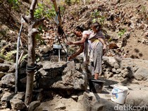 Imbas Kekeringan Warga di Ponorogo Ambil Air Bersih di Hutan