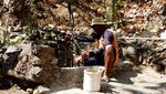 Imbas Kekeringan Warga di Ponorogo Ambil Air Bersih di Hutan