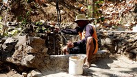 Mereka harus berjalan sejauh 2 kilometer dari rumah masing-masing untuk menuju sumber air di hutan.