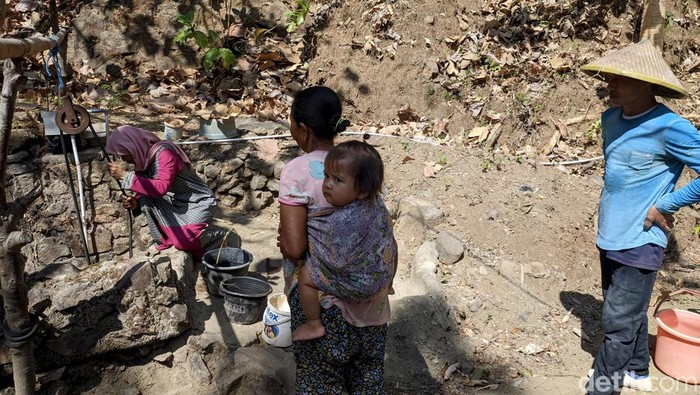 Kekeringan di Ponorogo memaksa mencari air bersih di hutan