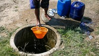 Air itu akan digunakan untuk mencukupi kebutuhan rumah tangga dan minum ternak.