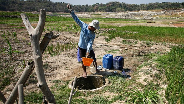 Warga mengambil air dari sumur tua yang berada di kawasan Waduk Kedung Ombo, Miri, Sragen, Jawa Tengah, Senin (2/9/2024). Saat musim kemarau warga setempat terpaksa mengambil air dari sumur tua sisa pemukiman desa lama di dasar waduk yang kering untuk mencukupi kebutuhan air rumah tangga dan air minum ternak. ANTARA FOTO/Mohammad Ayudha/Spt.