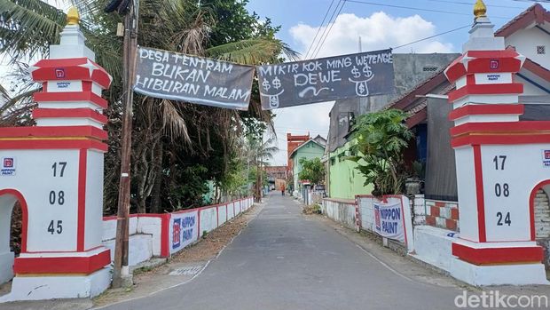 Spanduk-spanduk penolakan berdirinya diskotik hiburan malam di Dusun Kronggahan, Gamping, Sleman, Senin (2/9/2024).