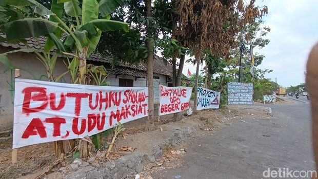 Spanduk-spanduk penolakan berdirinya diskotik hiburan malam di Dusun Kronggahan, Gamping, Sleman, Senin (2/9/2024).