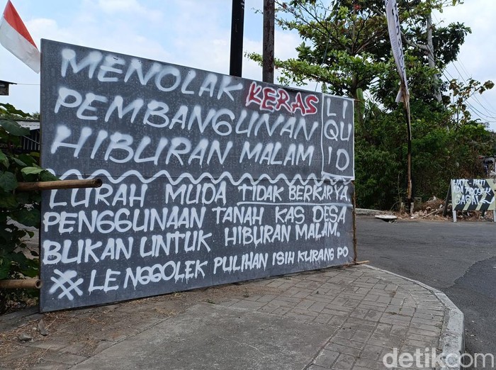 Spanduk-spanduk penolakan berdirinya diskotik hiburan malam di Dusun Kronggahan, Gamping, Sleman, Senin (2/9/2024).