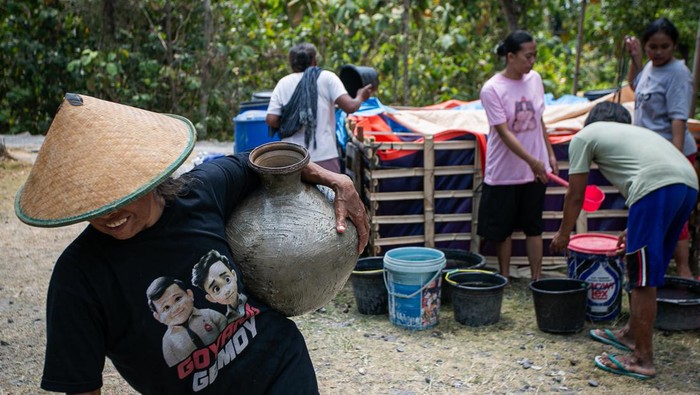 Warga mengambil air dari tandon atau wadah persediaan air musim kemarau yang disalurkan Petugas Badan Penanggulangan Bencana Daerah (BPBD) saat penyaluran air bersih di Desa Gilirejo Baru, Miri, Sragen, Jawa Tengah, Senin (2/9/2024). Menurut data BPBD Sragen sebanyak 12 desa di lima Kecamatan mengalami kekeringan dan kesulitan air bersih dengan jumlah kepala keluarga (KK) yang terdampak sekitar 3.336 KK atau 11.630 jiwa. ANTARA FOTO/Mohammad Ayudha/foc.