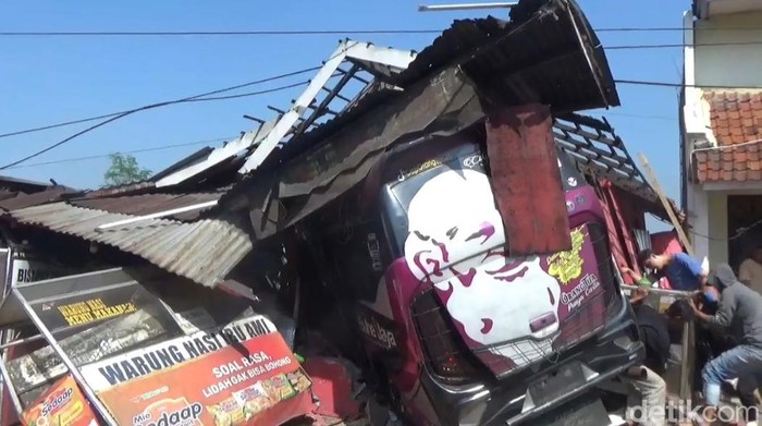 Kendaraan elf tabrak warung nasi di Jatinangor, Sumedang.