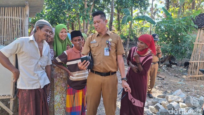 Kepala Bagian Perekonomian dan SDA Setkab Sumenep, Dadang Iskandar melihat sumur bor bersama warga.