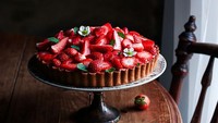 Untuk kategori food stylist dimenangkan oleh Barbora Baretic dengan foto berjudul Summer Tart. Terlihat ada pie stroberi di atas meja kayu yang artistik. Foto: Pink Lady Food Photographer of the Year/Bored Panda