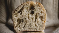 Sourdough handmade yang dibelah ini memperlihatkan tekstur fluffy dan airy yang cantik. Melihatnya saja sudah bikin ngiler ya? Foto ini merupakan hasil bidikan Antonia Larrain Eyzaguirre. Foto: Pink Lady Food Photographer of the Year/Bored Panda