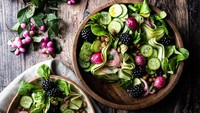 Tampilan salad lobak bisa dibuat estetik oleh Raewyn Epps dari Selandia Baru. Tak heran kalau foto ini juga jadi pemenang penghargaan. Foto: Pink Lady Food Photographer of the Year/Bored Panda