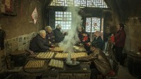 Berjudul Tahun Baru di Tempat Tinggal Gua Tua, foto ini diambil oleh Ren Xiuting. Dari foto ini tercermin bagaimana makanan bisa menyatukan keluarga. Foto: Pink Lady Food Photographer of the Year/Bored Panda