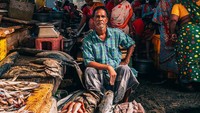Penjual ikan di pasar segar di Pondicherry, India ini terlihat estetik ya? Foto ini merupakan jepretan Hein Van Tonder. Foto: Pink Lady Food Photographer of the Year/Bored Panda