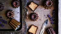 Susunan cannele oleh Barbora Baretic ini tampil jadi foto yang cantik. Elemen kayu dan kertas jadi pendukung visualnya. Foto: Pink Lady Food Photographer of the Year/Bored Panda