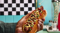 Merayakan kekayaan kuliner di dunia foto hot dog dengan siraman saus mustard ini juga mencuri perhatian. Foto ini diambil oleh Max Jowitt, And Rosie French. Foto: Pink Lady Food Photographer of the Year/Bored Panda