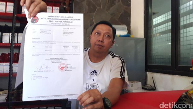 Ketua DPC PDIP Boyolali, Susetya Kusuma DH, menunjukkan surat pengunduran diri Marsono sebagai anggota DPRD Boyolali 2024-2029, Senin (2/9/2024).
