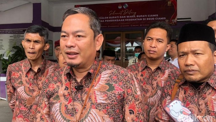 Ketua KPU Ciamis Oong Ramdani saat memberikan keterangan di RSUD Ciamis