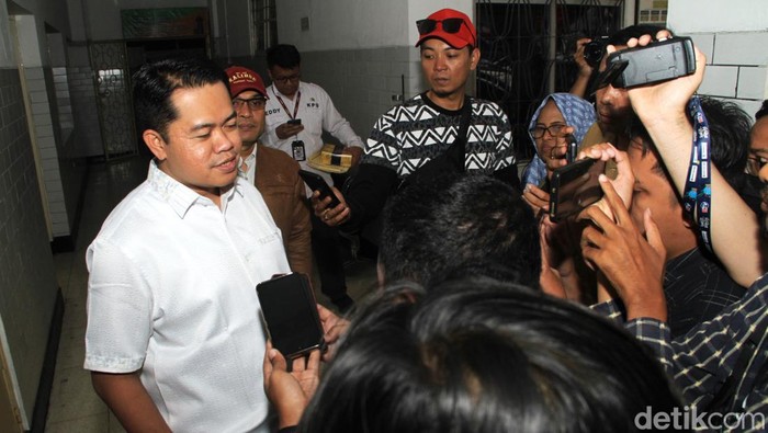 Ketua KPU Jatim Aang Kunaefi saat memberikan penjelasan di RSU Dr Soetomo Surabaya.