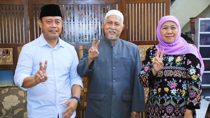 Ketua Tim Kampanye Jatim Prabowo-Gibran, Boedi Prijo Soeprajitno (paling kiri) ditunjuk jadi Ketua Timses Khofifah-Emil.