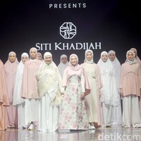 Fashion show koleksi brand Siti Khadijah yang berkolaborasi dengan APR (Asia Pacific Rayon) di Muffest 2024, Istora Senayan, Sabtu [10/8/2024].  Foto: Mohammad Abduh/detikcom.