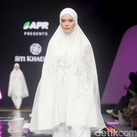 Fashion show koleksi brand Siti Khadijah yang berkolaborasi dengan APR (Asia Pacific Rayon) di Muffest 2024, Istora Senayan, Sabtu [10/8/2024].  Foto: Mohammad Abduh/detikcom.