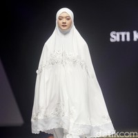 Fashion show koleksi brand Siti Khadijah yang berkolaborasi dengan APR (Asia Pacific Rayon) di Muffest 2024, Istora Senayan, Sabtu [10/8/2024]. Foto: Mohammad Abduh/detikcom.