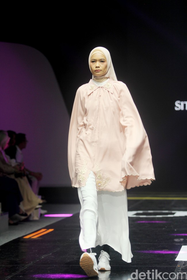 Fashion show koleksi brand Siti Khadijah yang berkolaborasi dengan APR (Asia Pacific Rayon) di Muffest 2024, Istora Senayan, Sabtu [10/8/2024].  Foto: Mohammad Abduh/detikcom.