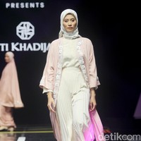 Fashion show koleksi brand Siti Khadijah yang berkolaborasi dengan APR (Asia Pacific Rayon) di Muffest 2024, Istora Senayan, Sabtu [10/8/2024].  Foto: Mohammad Abduh/detikcom.