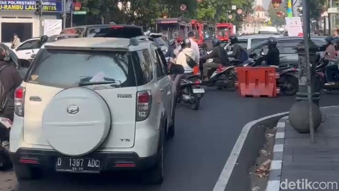 Kondisi Jalan Asia Afrika menuju Gedung Merdeka yang ditutup sementara, Senin (2/9/2024).