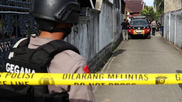 Personil polisi mengamankan area lemparan bom di rumah kediaman bakal calon Gubernur Aceh Bustami Hamzah di Banda Aceh, Aceh, Senin (2/9/2024). Kediaman Bustami Hamzah yang juga mantan Sekretaris daerah (Sekda) Provinsi Aceh itu dilempar bom oleh orang tidak dikenal saat azan subuh, tidak ada korban jiwa pada insiden tersebut.