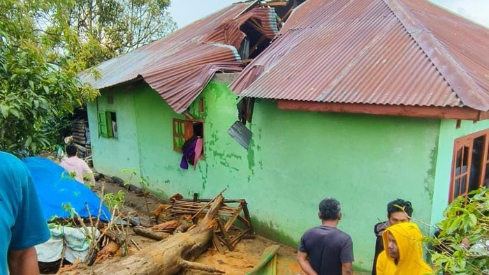 Kondisi rumah warga yang terdampak angin puting beliung. (Foto: Dok. Polres Taput).