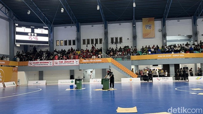 Kondisi venue GOR Futsal kebocoran saat pertandingan futsal putra PON XXI di Sumut. (Kartika Sari/detikSumut)