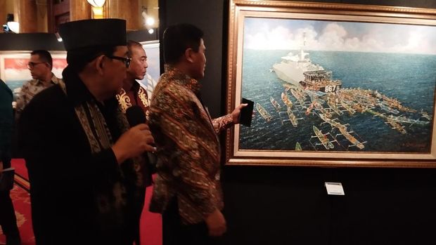 KSAL Laksamana TNI Muhammad Ali hadiri pembukaan pameran lukisan karya Firdaus Alamhudi. Pameran bertajuk 'Padamu Negeri' dilaksanakan dalam rangka HUT ke-79 TNI AL.