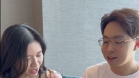 Tidak hanya itu, dr. Richard dan istrinya juga sempat mencoba cokelat viral Dubai. Cokelat berisi pasta pistachio itu pun disebut-sebut dibeli langsung dari Dubai. Foto: Instagram @dr.richars_lee